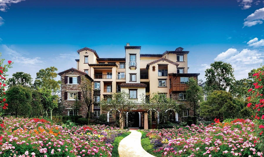 2,花园洋房:花园洋房的价格是介于普通住宅与别墅之间的一种房屋,也被